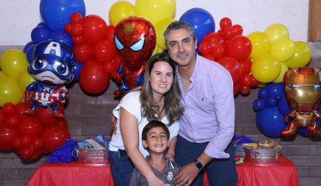  Isabel López y Jorge Cortés con su hijo Diego.