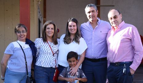  El cumpleañero con sus papás y abuelos, Aramita Dauajare de Cortés, Martha Elena Muñiz, Isabel López, Diego Cortés, Jorge Cortés y Fernando López.