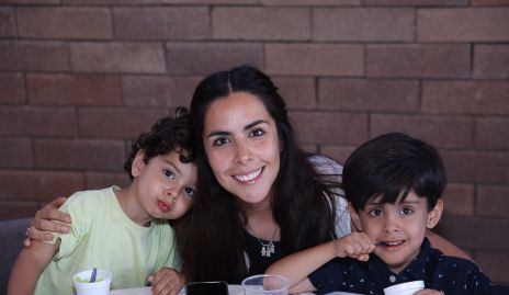  Luca Irurzo, Carol Rivera y Niquele Irurzo.