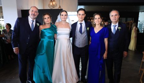 Los novios con sus papás, Manuel Martins, Eva Anaya, Gaby Martins, Mauricio Lasso, Cristina Ruiz y Armando Lasso.
