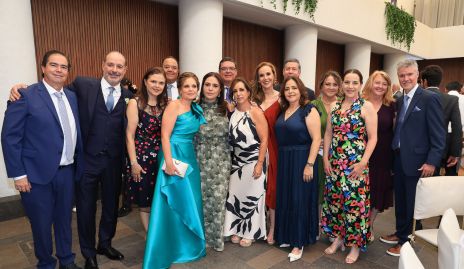 Manolo Martins y Eva Anaya con sus amigos de toda la vida.