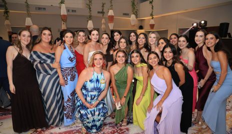  Gaby Martins con sus amigas, hermana y primas.