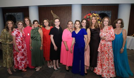  Cristina Ruiz con sus amigas de toda la vida.