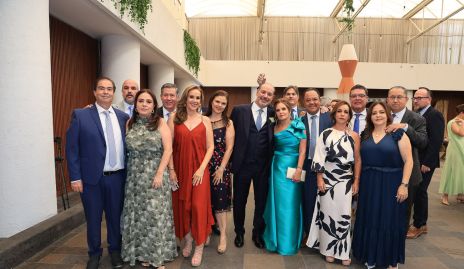  Manolo Martins y Eva Anaya con sus amigos de toda la vida.