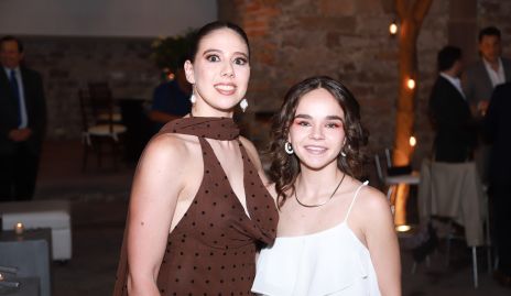  Ana Isabel Morales y Josefina Valle.