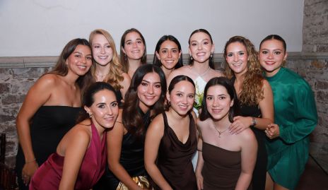  Alejandra Morales con sus amigas.