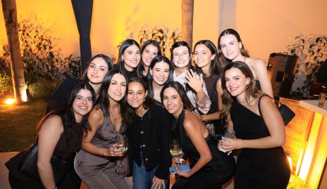  Ana Paula con sus amigas.