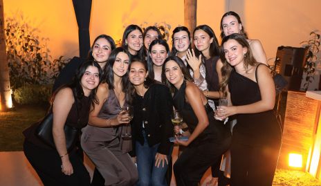  Ana Paula con sus amigas.