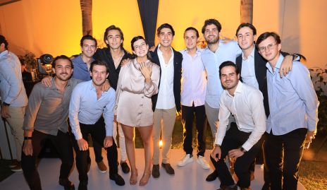  Los novios con sus amigos.