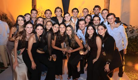  Los novios con sus amigos.