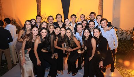  Los novios con sus amigos.