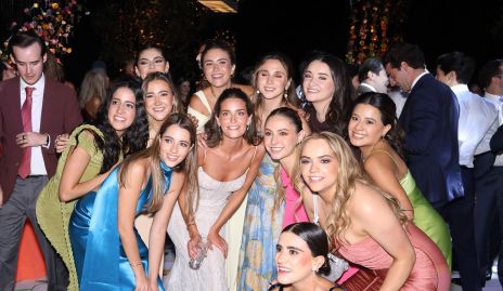  Ana Victoria de la Rosa con sus amigas de toda la vida.