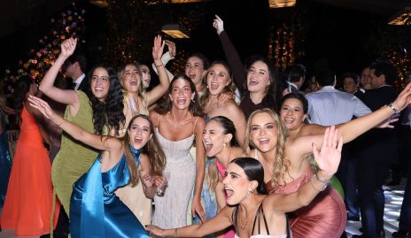  Ana Victoria de la Rosa con sus amigas de toda la vida.