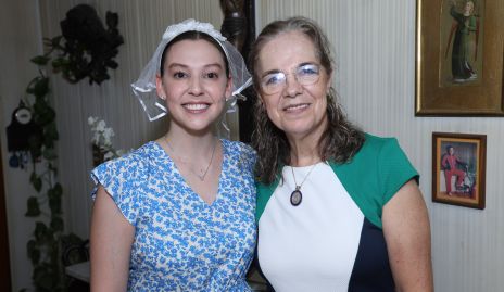  Alejandra Morales con su suegra Claudia Neumann.