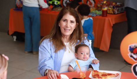  Mónica Hernández con su nieto Eugenio Torres.