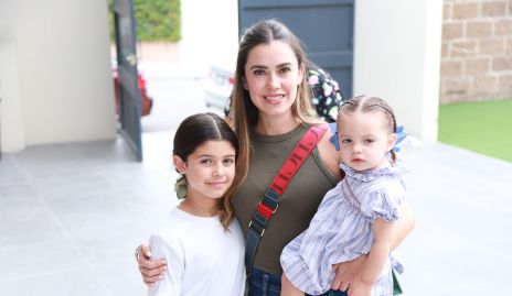  Fernanda Pérez con sus hijas Javiera y Lucía.