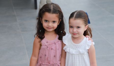  Emilia y Sofía.