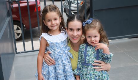  Maricarmen Meade con sus hijas  Melina y Lucía Torres.