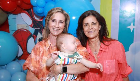  Maru Bárcena y Paty Silos con su nieto Mateo. 
