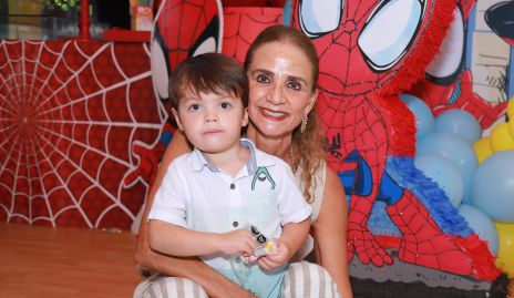  Beatriz Rangel de Matell con su nieto Santiago.