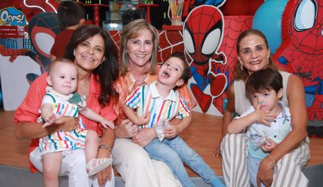 Maru Bárcena, Paty Silos y Beatriz Rangel con sus nietos Mateo, Nicolás y Santiago.