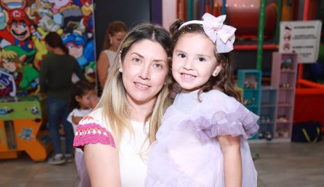  Emma Yañez y Bárbara Morales.