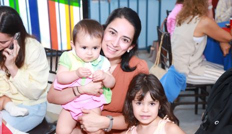  Alejandra Quesada con sus hijas Eugenia y Elena Villasana.