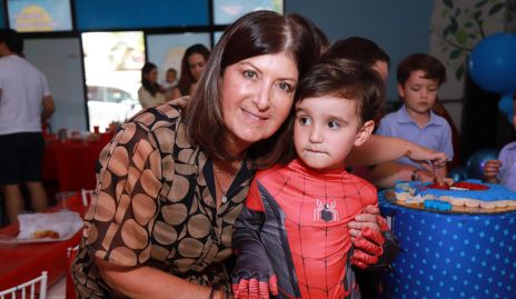 Marus Hernández con su nieto Santiago Labastida.