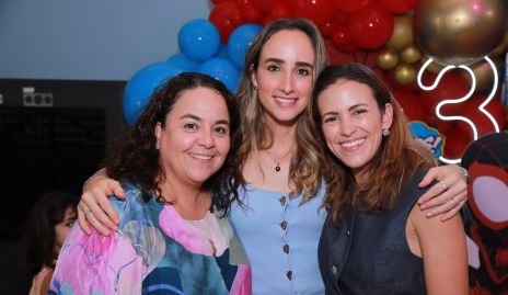  Miriam Flores, Ángeles Mahbub y Laura.