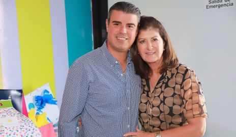  Santiago Labastida con su mamá Marus Hernández.