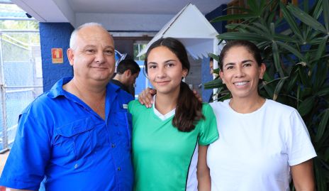  Walter Heinze y Gaby Pérez con su hija Cons.