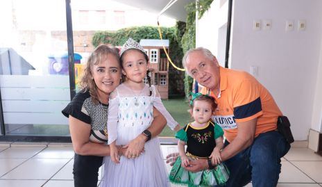 Gabriela Aguilar, Bárbara Cisneros, Marina Cisneros y Rubén Romano.