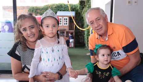  Gabriela Aguilar, Bárbara Cisneros, Marina Cisneros y Rubén Romano.