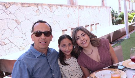  Jorge Burgos, Camila Burgos y Karla González.