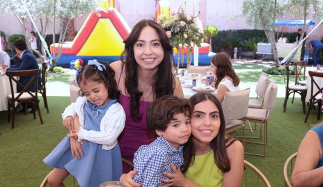  Eugenia Palos, Mariana Huerta, Jorge Palos y Sofía Huerta.