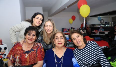  Lula Torres, Patricia Torres, Gaby Alvarado, Isabel Torres y Verónica Rangel.