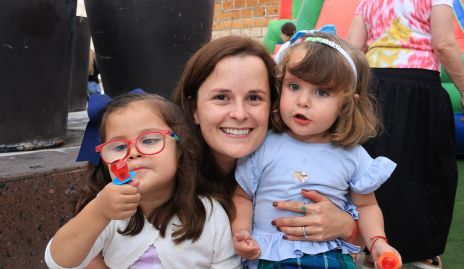  Ana Paty Meade con sus hijas.