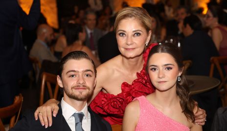   Consuelo Harris con sus hijos Daniel y Lourdes Nieto.