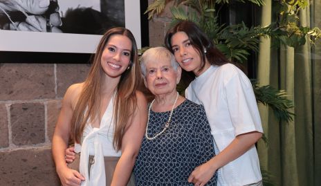  Graciela Flores con sus nietas Jimena Padilla y Ana Lucía Díaz.