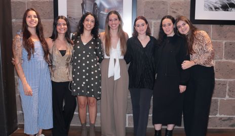  Jimena Padilla con sus amigas.