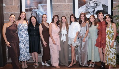  Las futuras novias con sus mamás y amigas.