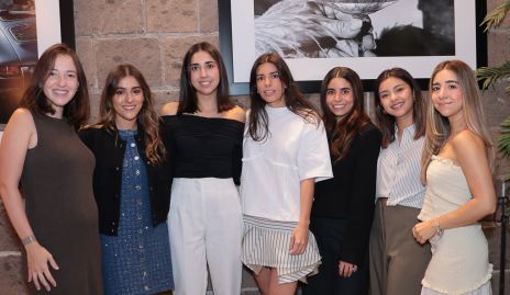  Ana Lucía Díaz con sus amigas.