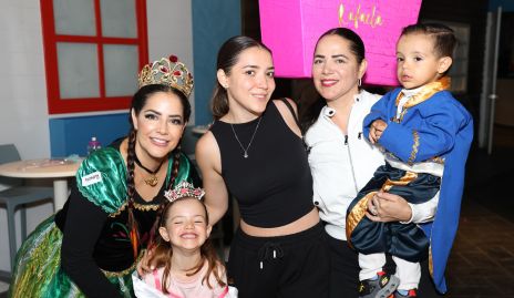  Diana Solorio, Rafaela Azuara, Danna Rueda, Jessica Solorio y Xavier Azuara.