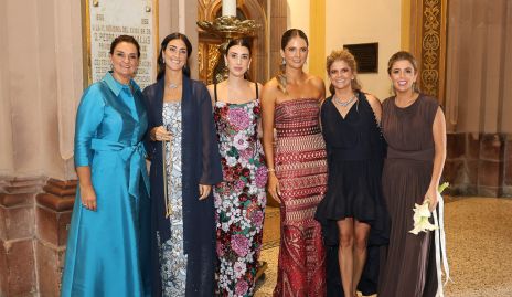 La mamá de Juan Carlos con las hermanas de los novios.