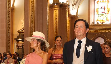 Lourdes Herrera y Carlos López, papás de la novia.