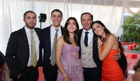  Jorge Morales con sus hijos Pablo, Andrés, Julia y Fernanda.