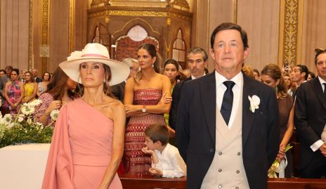  Lourdes y Carlos López, papás de la novia.