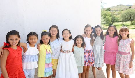  Isabela Garza Martínez con sus amigas.
