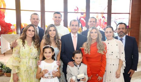  Ricardo e Isabela Garza Martínez con sus papás y padrinos.