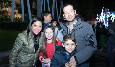  Marilupe Reyna y Juan Barragán con sus hijos Marilupe y Nico.